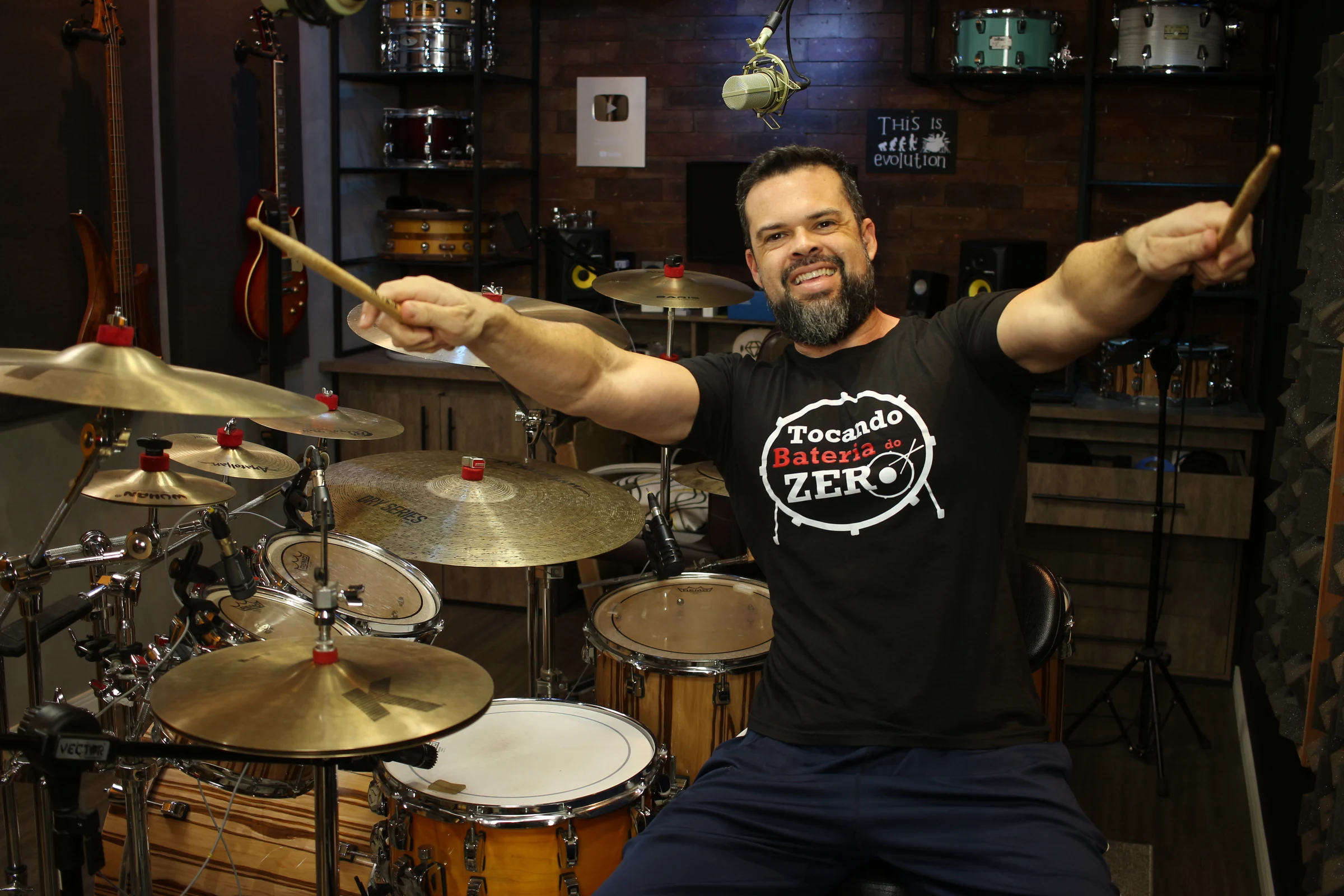 Mateus Kerr tocando bateria no estúdio do Tocando Bateria do Zero